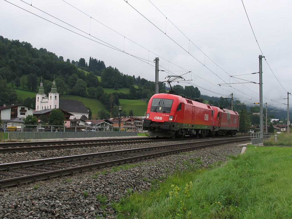 1116 132-0 und eine weitere Taurus mit einem Lokzug in die richtung Wrgl bei Brixen im Thale am 13-8-2010.