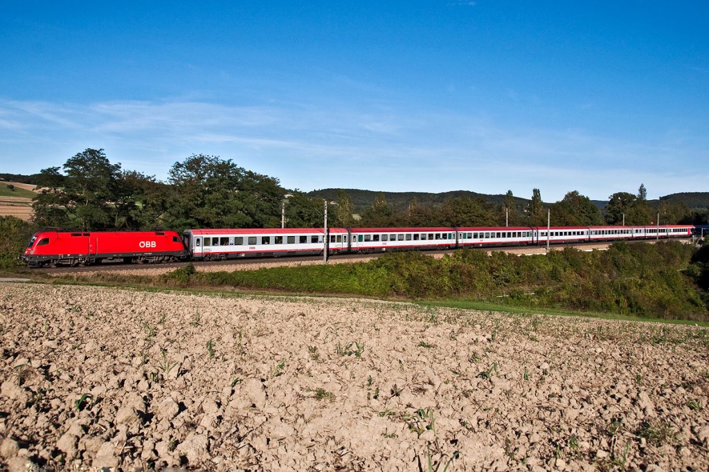 1116 133 ist mit OEC 868 von Wien nach Innsbruck unterwegs. Unter Oberndorf, am 29.09.2011.