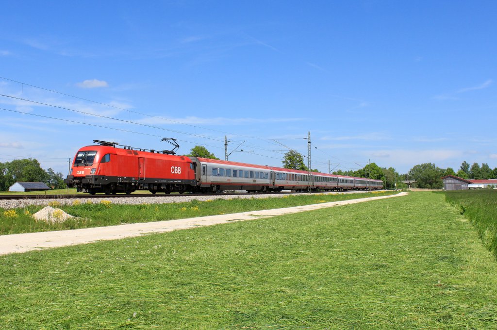 1116 136 mit einem OIC auf dem Weg nach Innsbruck. Aufgenommen am 14. Mai bei bersee.