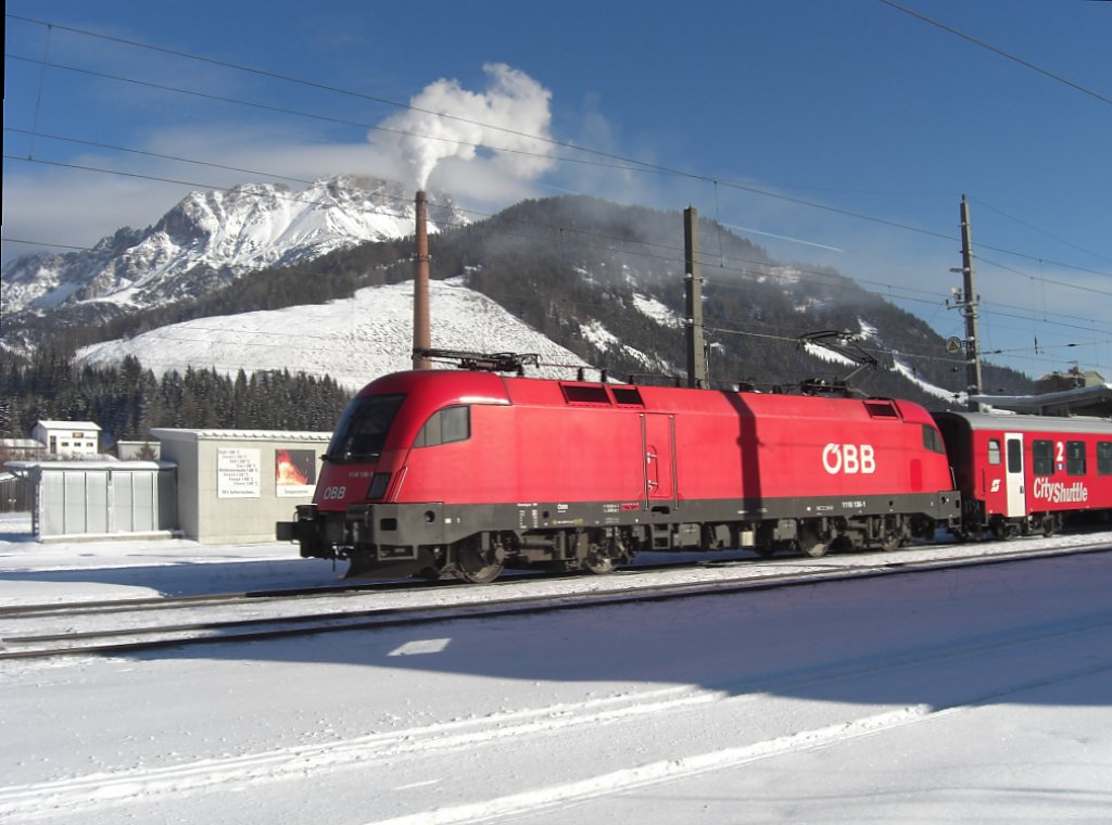 1116 136 verlt soeben den Bahnhof von Hochfilzen. gelegen an der
Strecke der  Gisela-Bahn  zwischen Saalfelden und Wrgl. Aufgenommen
am 15. Januar 2010.