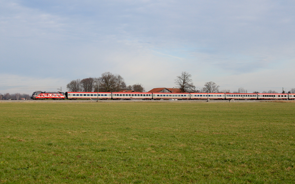 1116 138  Heeres Sport  mit einem Korridor-Zug bei bersee. Aufgenommen am 1. Januar 2013.
