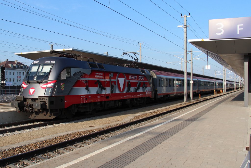 1116 138 Heeressport-Taurus einige Tage nach ihrer Prsentation vor dem OIC 648 auf der Fahrt von Wien Westbahnhof nach Salzburg Hauptbahnhof, hier bei einem kurzen Zwischenstopp in Sankt Plten Hauptbahnhof; 02.07.2012