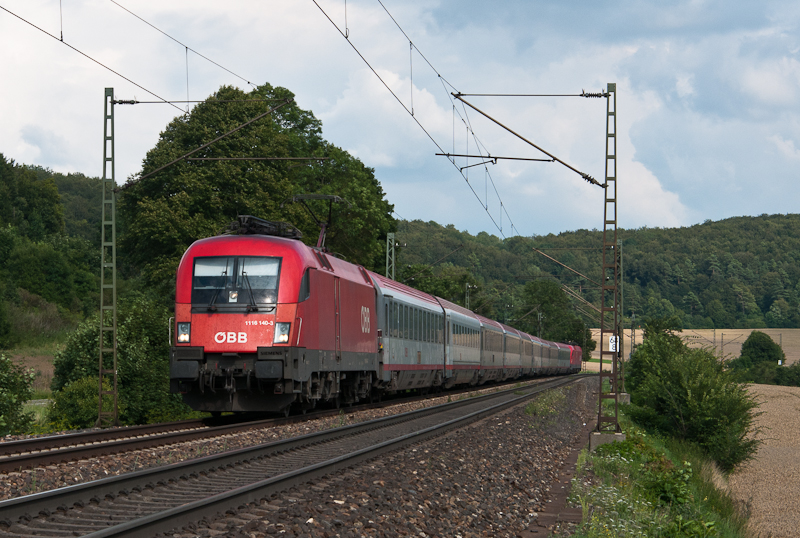 1116 140-3 am 28. Juli 2011 mit dem EC 112 (Klagenfurt Hbf - Frankfurt(Main) Hbf) bei Amstetten. Am Zugschluss wurde noch ein weiterer Taurus mitgeschleppt.