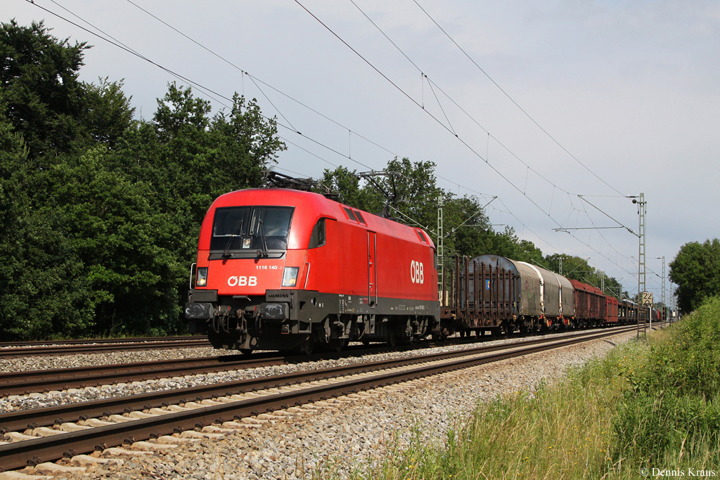 1116 140 mit einem gemischten Gterzug am 28.06.2013 bei Haar.