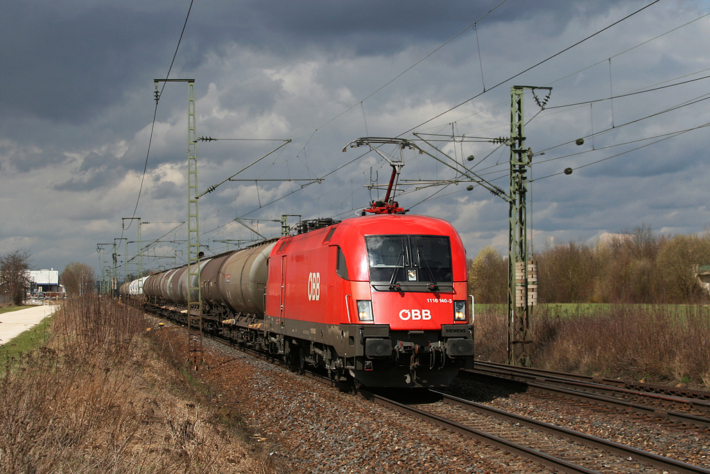 1116 140 mit einem Kesselwagenzug am 27.03.2010 in Obertraubling.