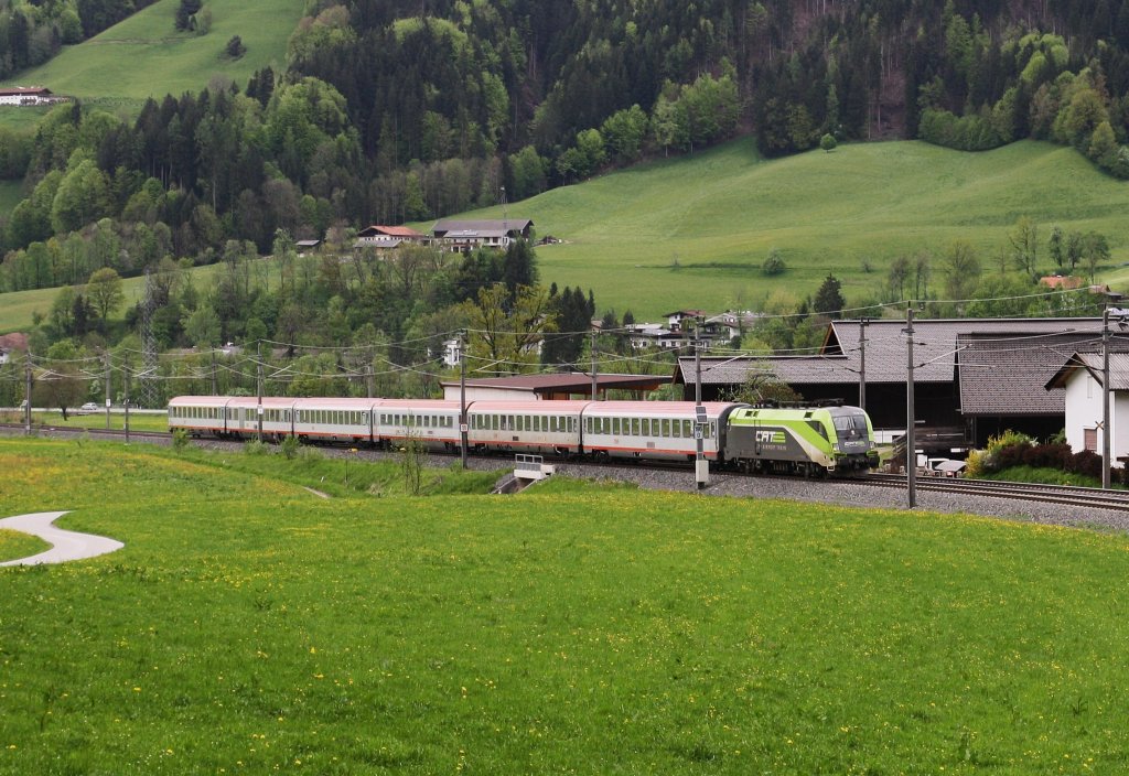 1116 141-3 des City Airport Trains ist am 4.5.2013 mit OIC ``Hotel IBIS`` Innsbruck-Wien West zwischen Wrgl und Hopfgarten auf der Giselabahn unterwegs. Der BBIntercity fhrt nicht ber Rosenheim, sondern ber Kitzbhel, Bischofshofen und Salzburg nach Wien.