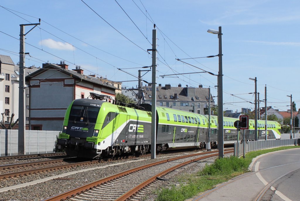 1116 141 als CAT 9050 von Flughafen Wien Schwechat (Fws) nach Wien Mitte Landstrasse (Hz) bei der Durchfahrt der Haltestelle Wien Geiselbergstrasse; am 14.08.2011
