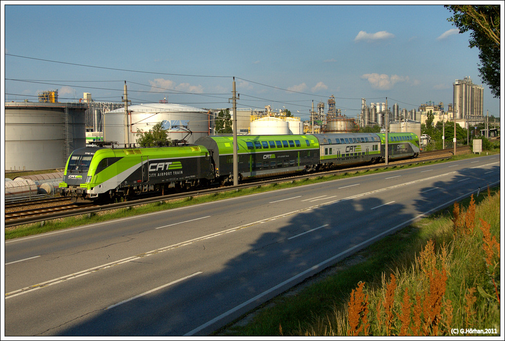 1116 141 CAT auf dem Weg vom Flughafen Wien nach Wien Landstrae bei Mannswrth, 11.6.2011