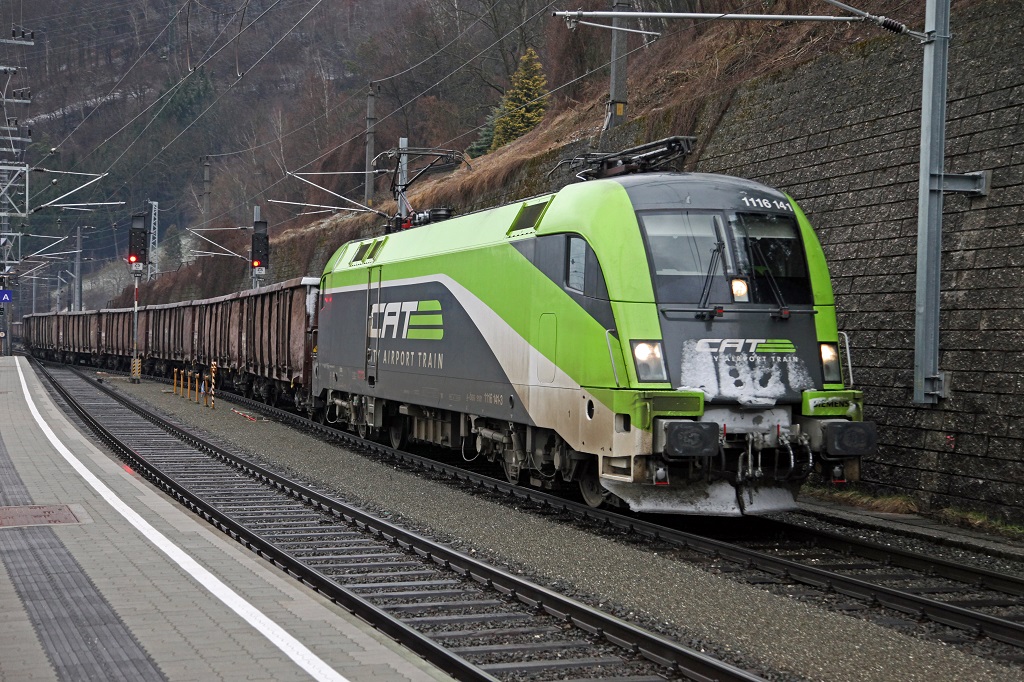 1116 141 (CAT) f�hrt am 31.03.2013 mit einem G�terzug durch Bruck/Mur.