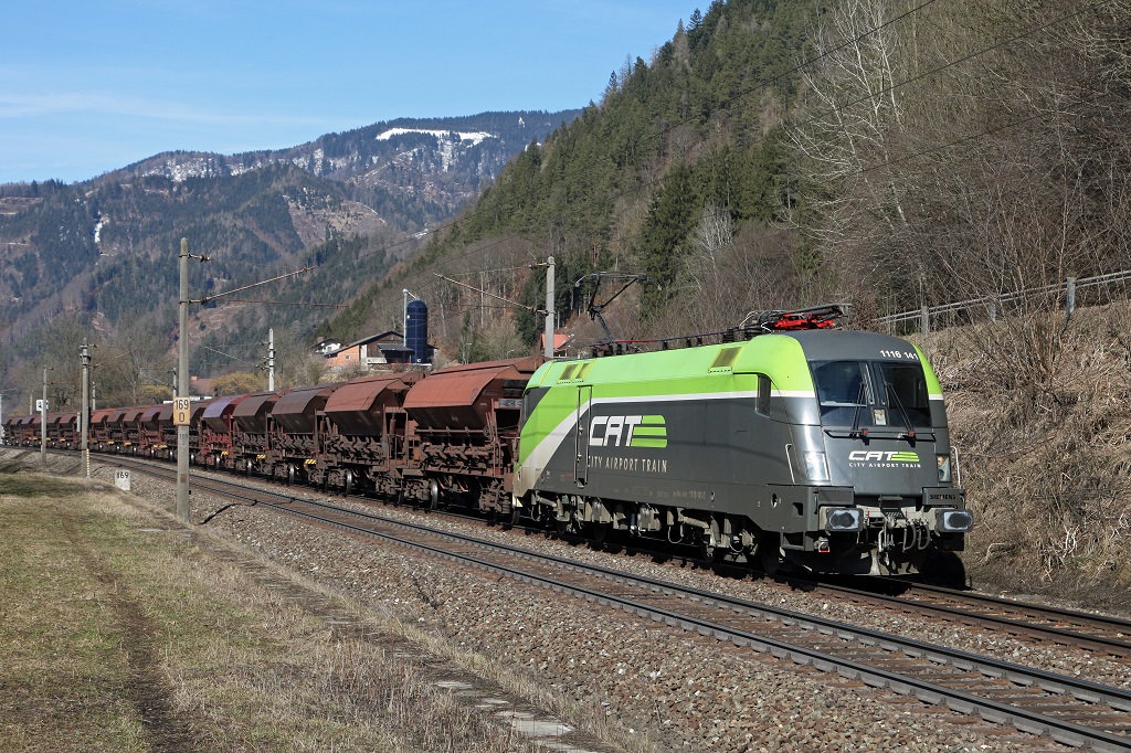 1116 141 mit Zug 49413 nahe Pernegg am 3.03.2013.