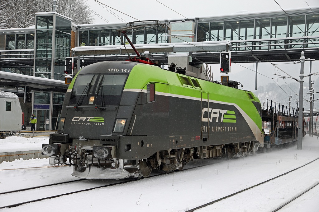 1116 141 zieht am 14.02.2013 einen Gterzug durch Bruck/Mur.