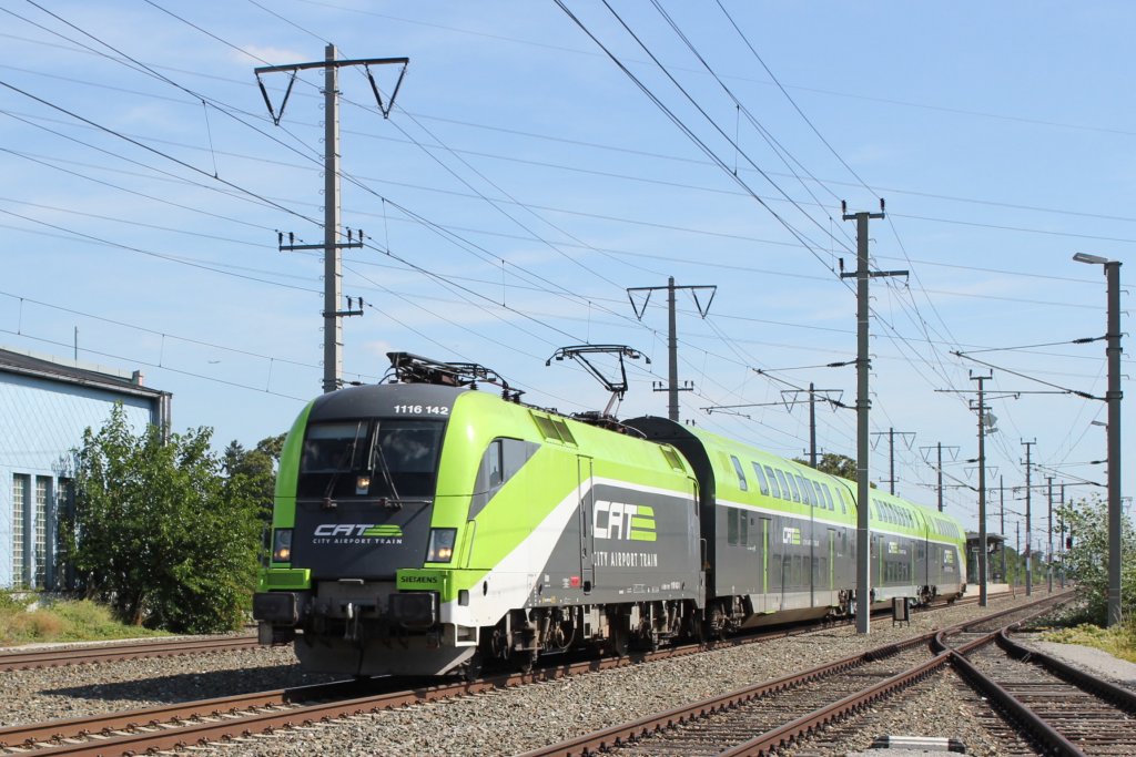 1116 142 als CAT 9048 von Flughafen Wien Schwechat (Fws) nach Wien Mitte Landstrasse (Hz) bei der Durchfahrt der Haltestelle Zentralfriedhof; am 14.08.2011