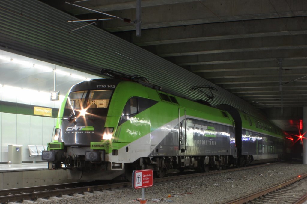1116 142 CAT kurz vor der Abfahrt als CAT 9062 von Flughafen Wien Schwechat (Fws) nach Wien Mitte Landstrasse (Hz); am 05.12.2012