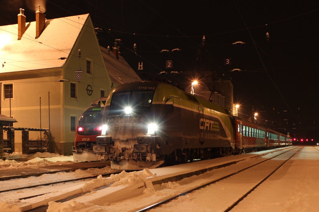 1116 142  CAT  vor dem REX 2835 von Deutschkreutz (Dk) nach Wien Meidling (Mi), dahinter 4124 036 nach der Fahrt als Lp 34681 aus Eisenstadt (E), hier zum sehen im Bahnhof Wulkaprodersdorf (Wul); am 14.01.2013