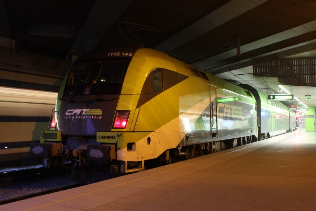 1116 142 kurz vor der Abfahrt mit dem Zug CAT 9055 von Wien Mitte-Landstrasse (Hz) nach Flughafen Wien-Schwechat (Fws), bei der Aufnahme fuhr gerade S9 29655 von G�nserndorf (Gae) nach M�dling (Md) in den Bahnhof Wien Mitte ein; am 15.11.2011