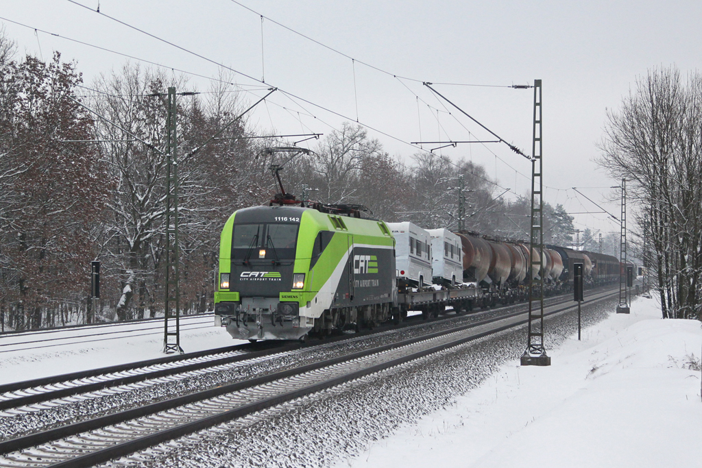 1116 142 mit einem gemischten Gterzug am 16.02.2013 zwischen Haar und Vaterstetten.