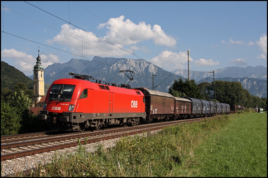 1116 143 bringt diesen G�terzug von Tirol nach Salzburg. Aufgenommen beim Kloster Raisach. (06.08.2009)