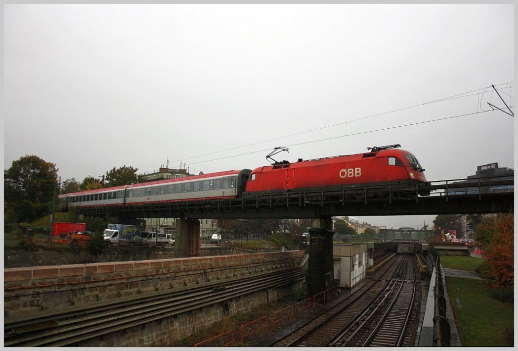 1116 143 berquert (vermutlich mit einem LP) den Wien Fluss und die U-Bahn-Linie U4. Wien/Unter-St. Veit, 10.10.11