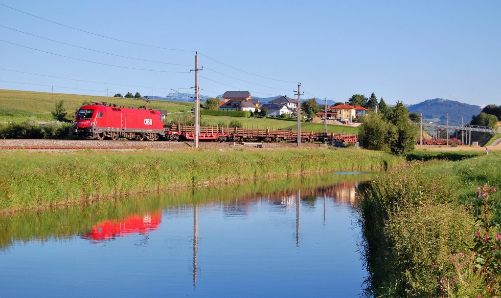 1116 147 ist am 21.07.2013 mit einem Schienenzug
in Wartberg an der Krems durchgefahren.
