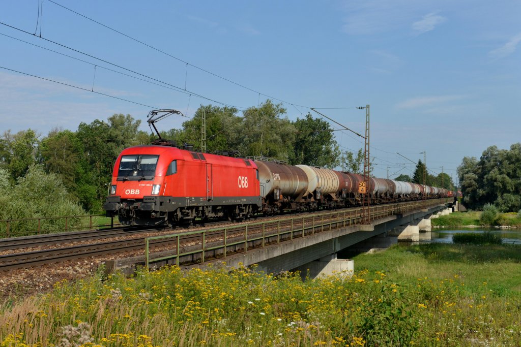 1116 149 mit einem G�terzug am 03.08.2012 bei der �berquerung der Isar in Plattling.