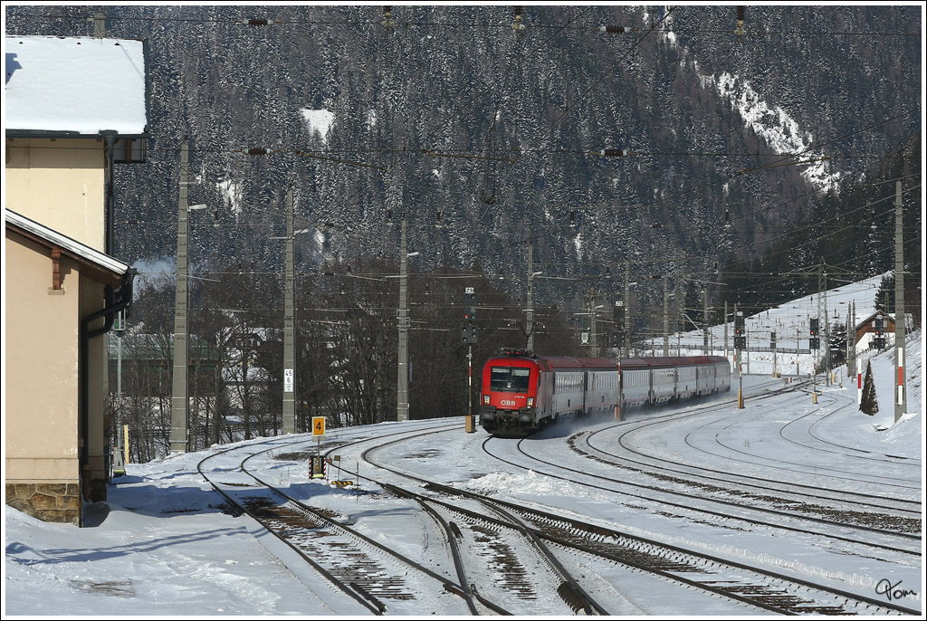 1116 150 fhrt mit EC 111 (Mnchen - Klagenfurt) im Bahnhof Mallnitz-Obervellach ein.  
18.1.2013