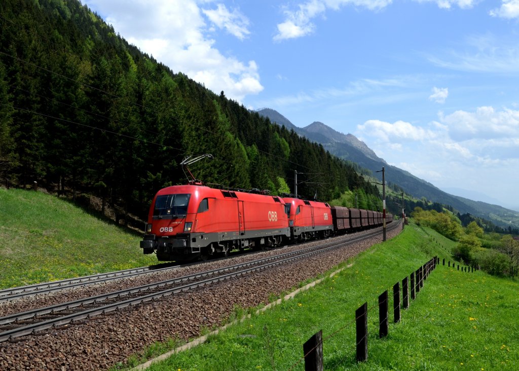 1116 151 + 1116 155 mit einem Erzzug am 04.05.2013 bei Penk.