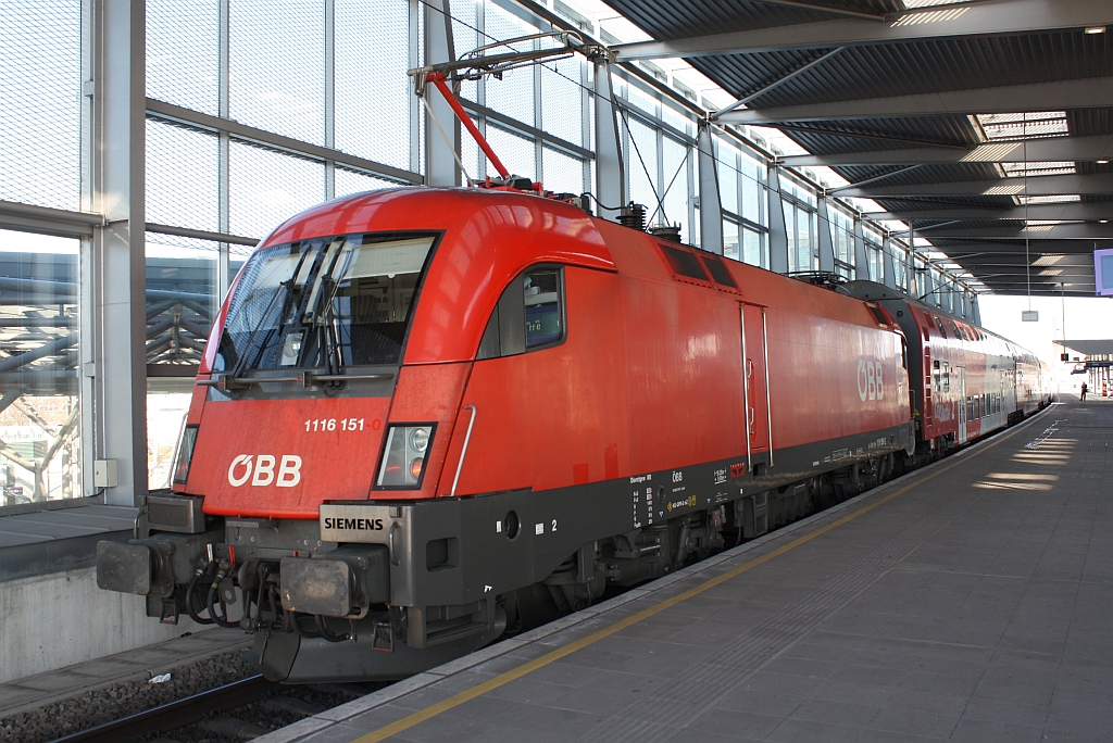 1116 151-2 am 03.M�rz 2012 mit dem R 2318 im Bf. Wien Praterstern.