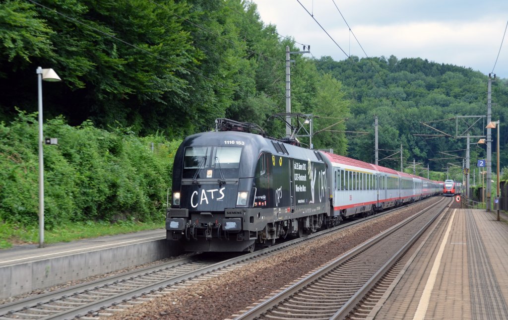 1116 153 bespannte am 07.07.12 den OIC 643 nach Wien. Hier durchfhrt CATS Salzburg Kasern.
