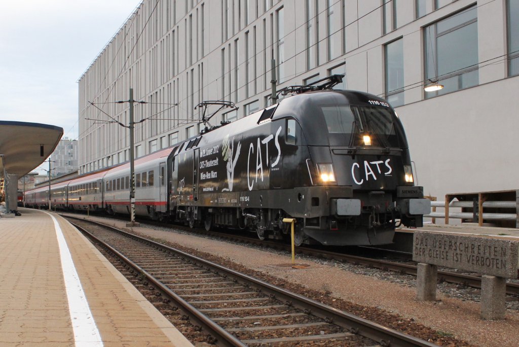 1116 153 im CAT's Design bei der Jungfernfahrt mit dem OEC 764 von Wien Westbahnhof (Ws) nach Innsbruck Hauptbahnhof (I) �ber Salzburg Hauptbahnhof (Sb). Das Bild entstand kurz vor Abfahrt des Zuges; am 01.09.2011