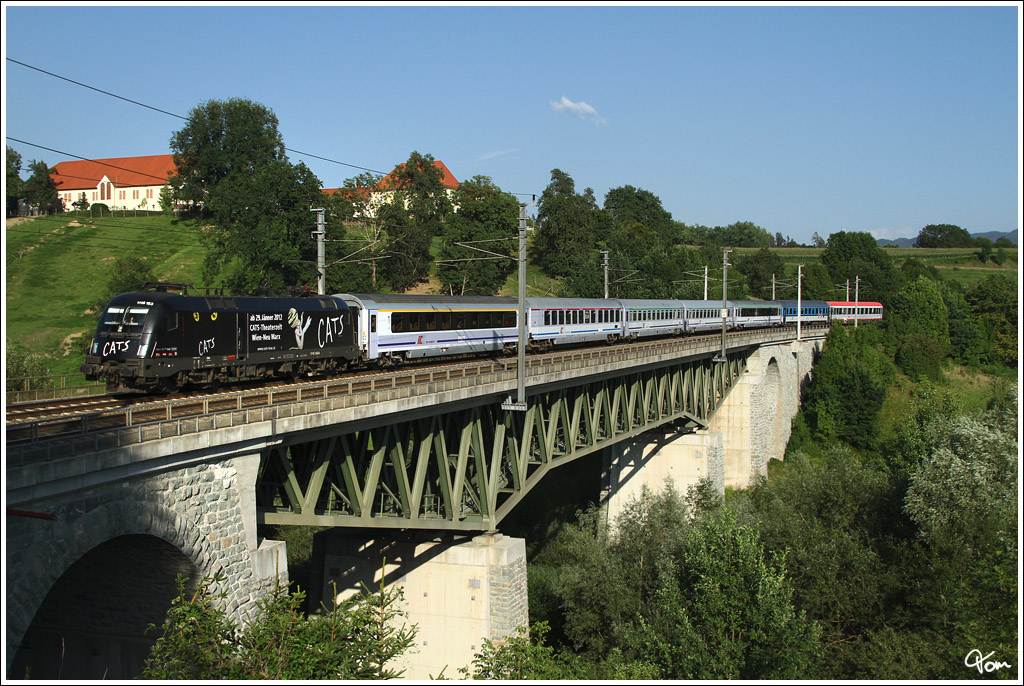 1116 153 fhrt mit EC 103  Polonia (Warschau - Villach) ber das Taggenbrunner Viadukt nahe St.Veit an der Glan.
5.8.2012