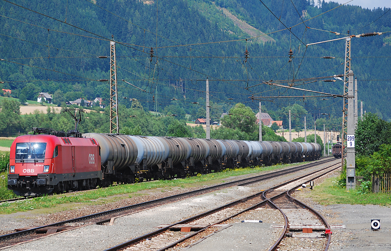 1116 154 mit einem Kesselwagenzug bei der Durchfahrt in Kraubath/Mur am 20.7.2010