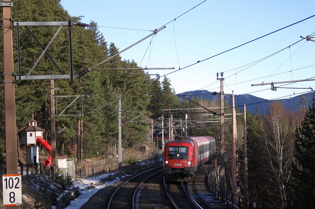 1116 156 befhrt mit BB EC 531 die kurvenreiche Strecke kurz vor dem Bahnof Semmering. 6.2.11