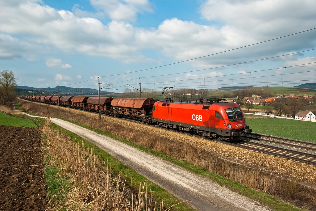 1116 158 war am 02.04.2010 mit einem Schotterwagenganzzug am Vormittag Richtung Osten unterwegs. Hier zwischen Ollersbach und Neulengbach.