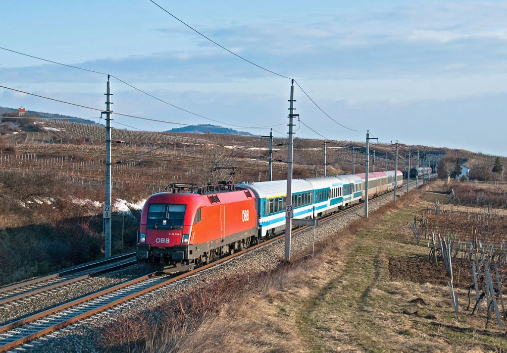 1116 159 befrdert den OEC 151  Emona  Richtung Sden, whrend EN 234  Allegro Tosca  aus Rom nur mehr wenige Kilometer von seinem Endbahnhof entfernt ist. Die Aufnahme entstand am 21.02.2010 zwischen Gumpoldskirchen und Pfaffsttten.