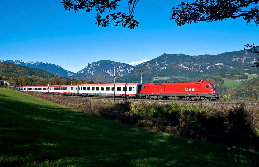 1116 159 ist zwischen den Haltestellen Kb und Eichberg unterwegs, und konnte am 22.10.2010 auf der  Steinbauer Wiese  abgelichtet werden.