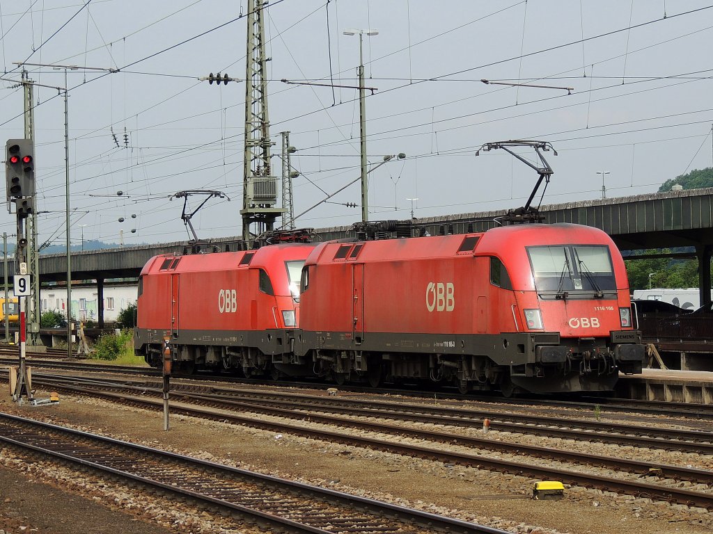 1116 161-1 und 1116 166-0 sind am Weg zum Passauer-Gterbahnhof; 130629