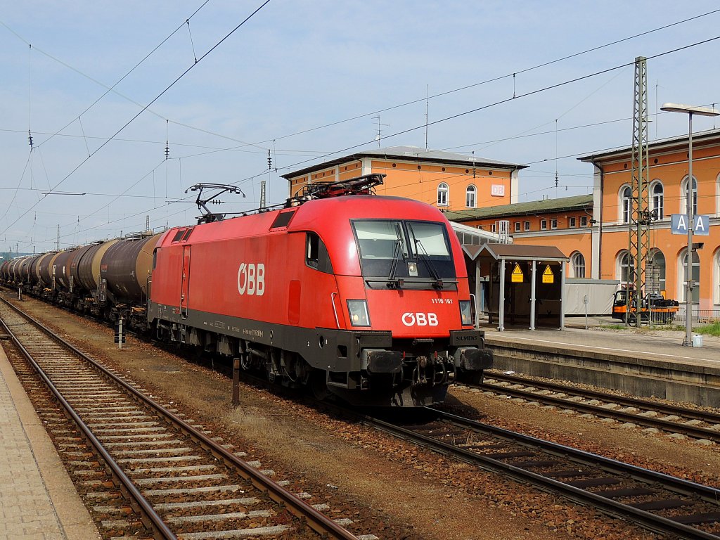 1116 161-1 hat in Passau-Gterbahnhof einen aus 10 Kesselwagen bestehenden Zug abgeholt; 130629