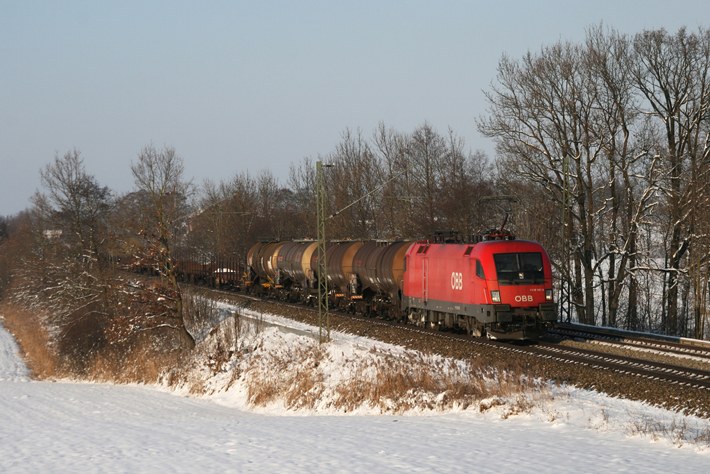 1116 161 mit einem gemischten Gterzug am 04.12.2010 bei Hilperting.