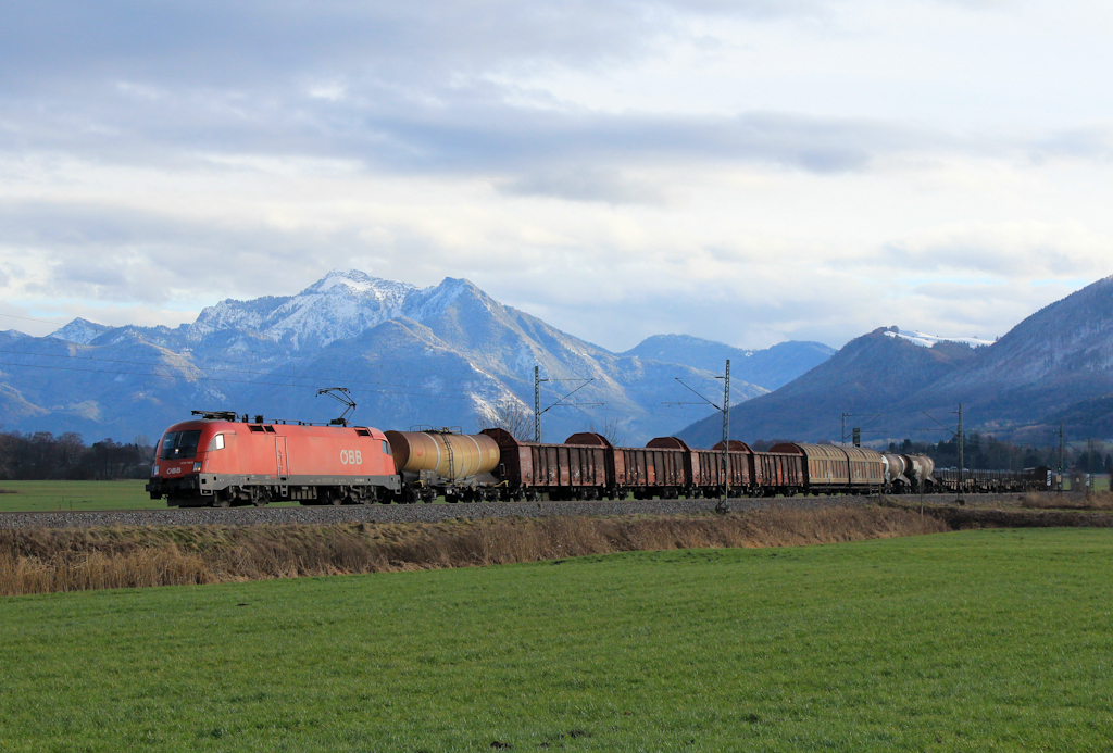 1116 166-8 mit einem Gterzug bei Weisham, aufgenommen am 2. Januar 2013.