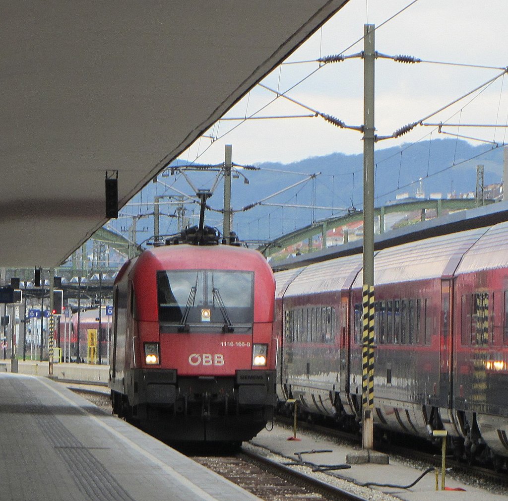 1116 166 rangiert am 8.4.2012 in Wien Westbahnhof.