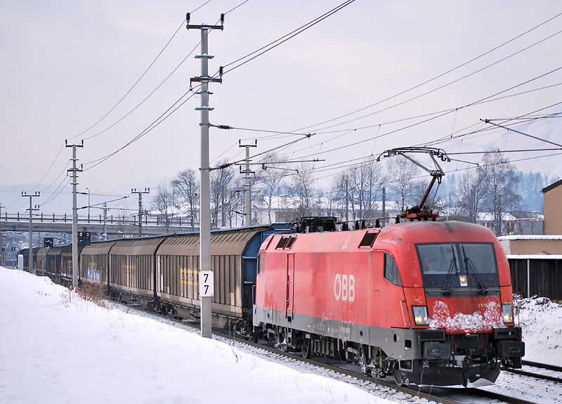 1116 167 samt Gterzug bei Salzburg-Sd Richtung Norden, Februar 2012.