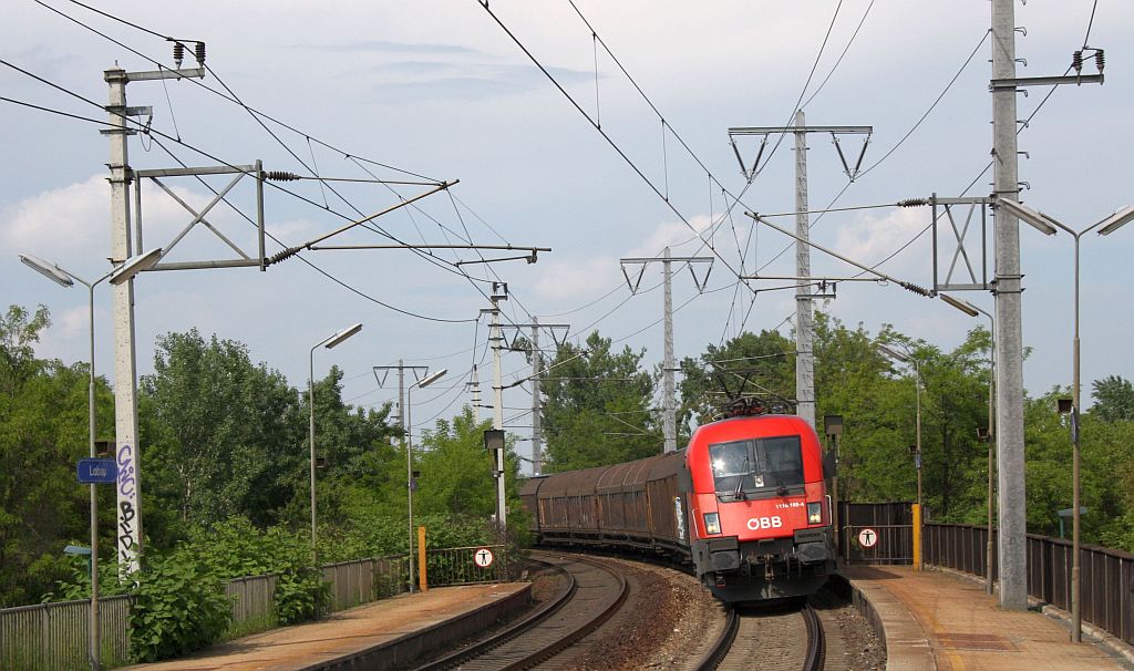 1116 168-4 mit einem Gterzug bei der Durchfahrt 
in der Haltestelle Wien Lobau. 10.5.10