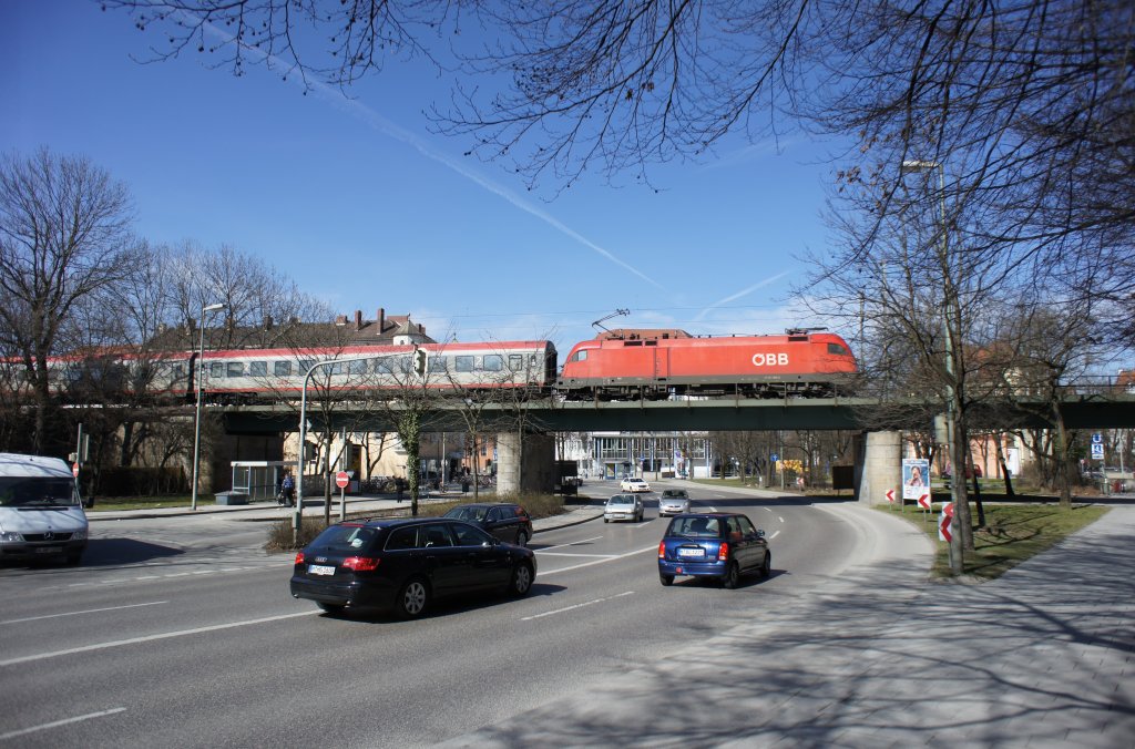 1116 169-2 auf der Brcke am Kolumbusplatz, Mnchen, mit einem Eurocity nach Innsbruck, 15.03.11.