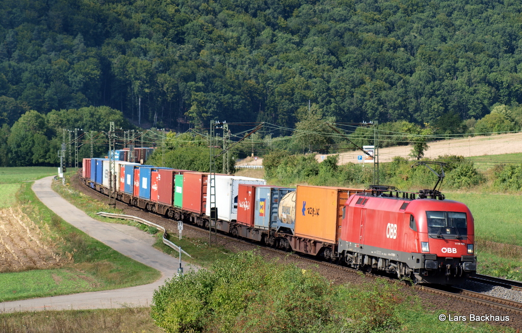 1116 169-2 BB passiert am 6.09.12 mit einem Containerzug das Maintal bei Harrbach.