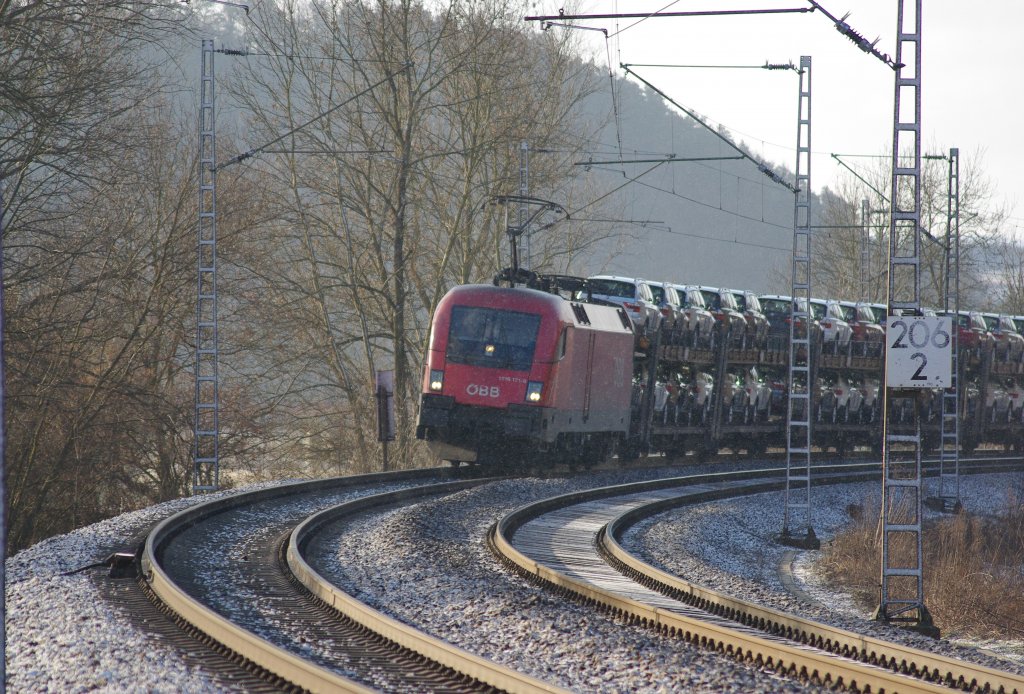 1116 171-8 legt sich bei Frost und Schneegeriesel mit ihrem BMW-Zug bei Albungen in die Kurve. Aufgenommen am 05.03.2010.