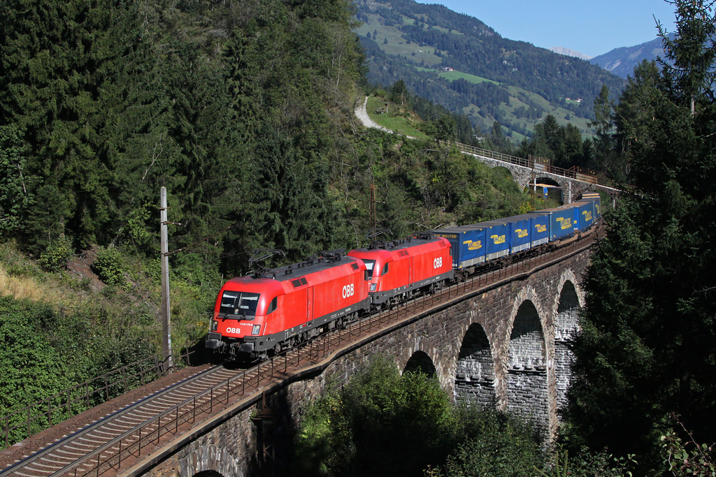 1116 175 und eine unbekannte gebliebene 1x16 mit einem umgeleiteten KLV Zug am 08.09.2012 bei Bad Hofgastein. 