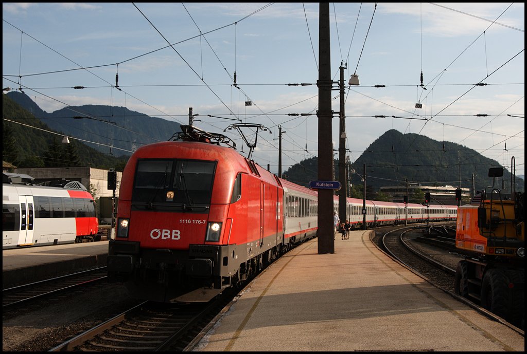 1116 176 erreicht mit einem Abendlichen OEC den Bahnhof von Kufstein. (10.08.2009)
