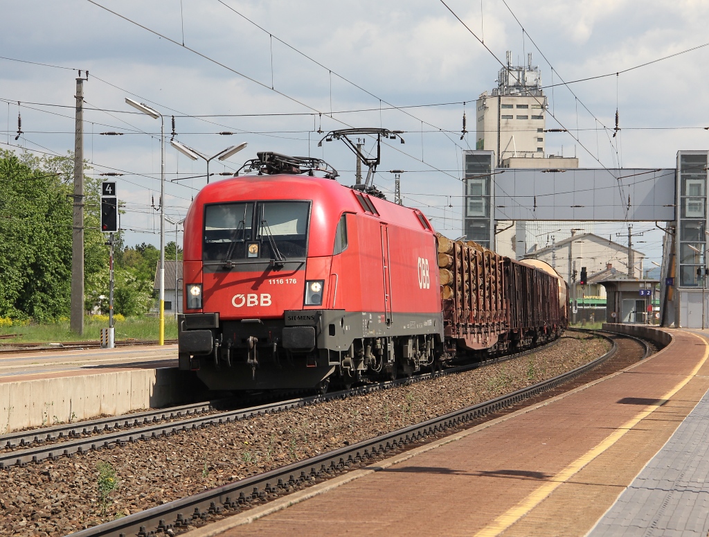 1116 176 mit gemischtem Gterzug in Fahrtrichtung Wien Zvbf beim passieren der Station Gramatneusiedl. Aufgenommen am 14.05.2013.
