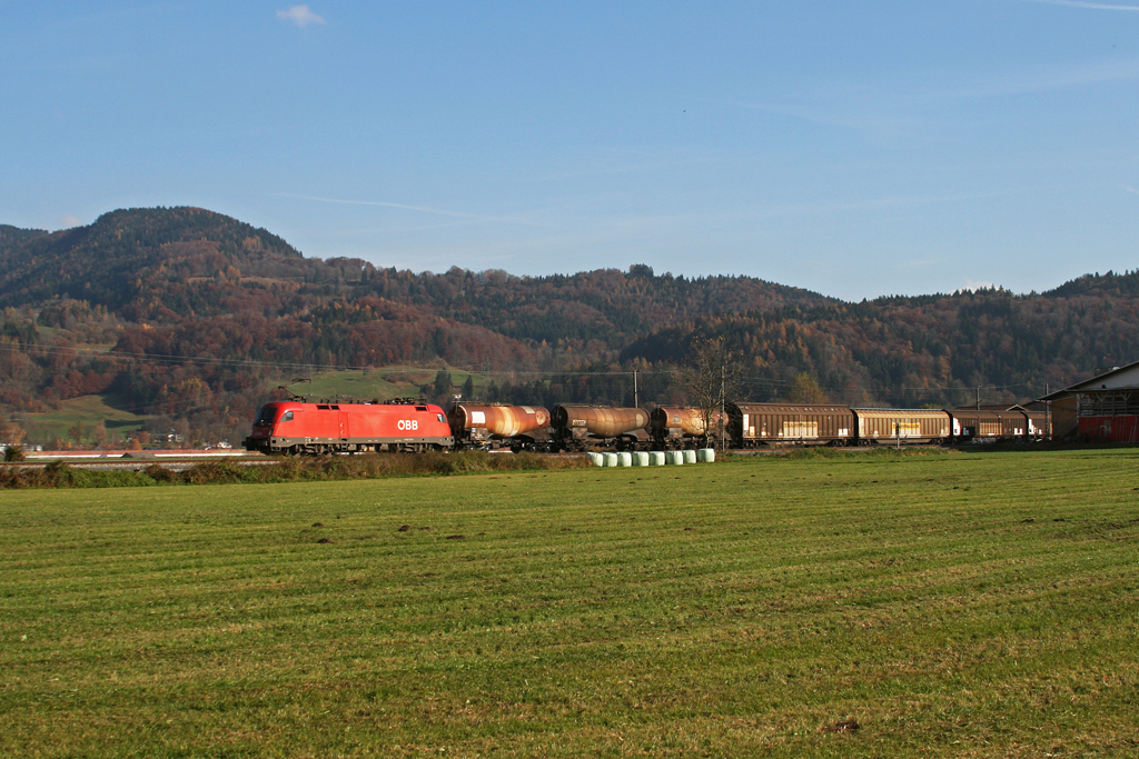 1116 177 mit einem gemischten Gterzug am 06.11.2010 bei Niederaudorf.