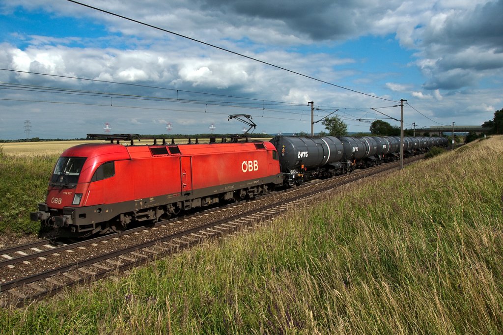 1116 177, unterwegs mit einem VTG Kesselwagengganzzug kurz nach Gramatneusield Richtung Wien. Die Aufnahme entstand am Nachmittag des 27.06.2013.